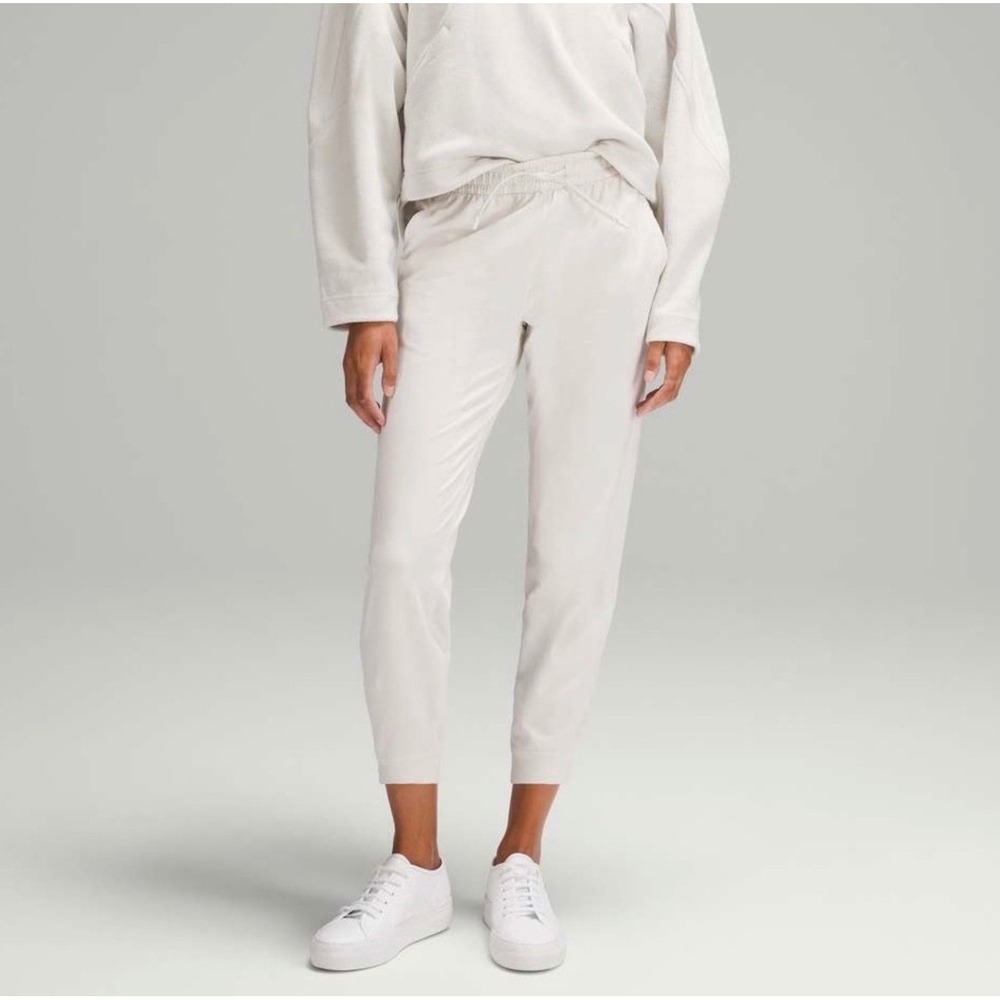 Lululemon‎ Soft Jersey Classic-Fit Mid-Rise Jogger 7/8 Length Bone Ivory Size 8